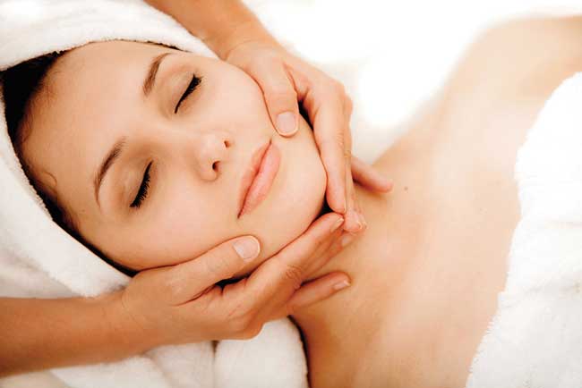 Entspannende Gesichts- und Dekolleté-Massage